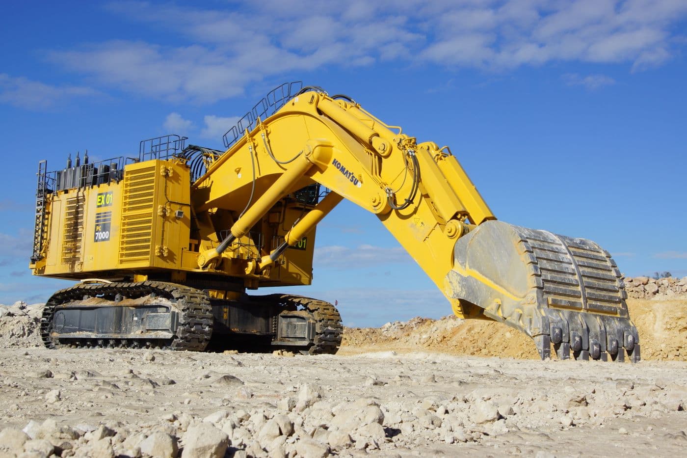 Máy xúc cỡ lớn tại công trường