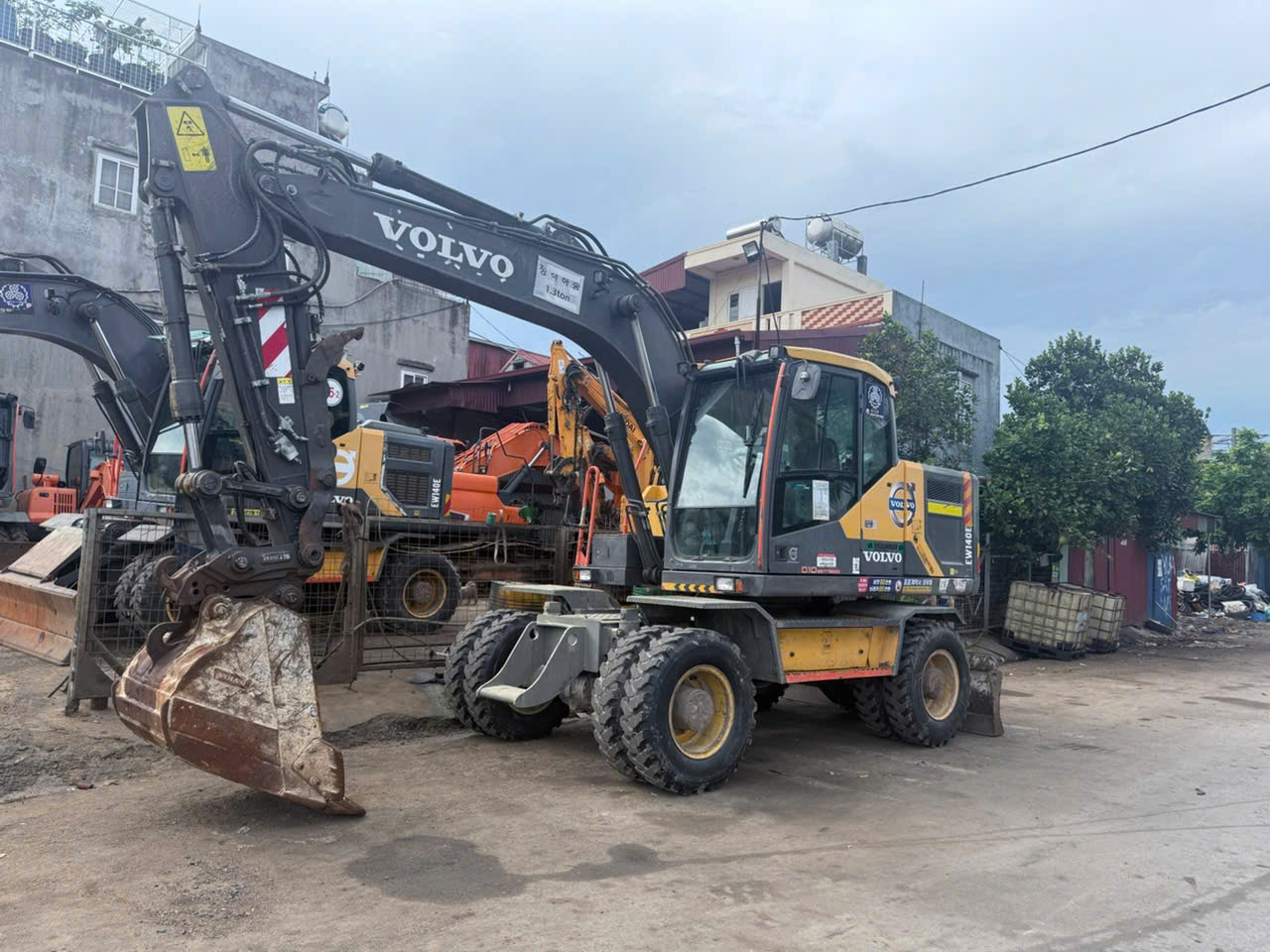 Máy đào bánh lốp Volvo EW140 (2017)